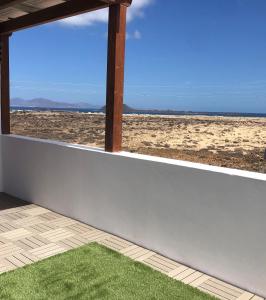 a balcony with a view of the beach at VILLA MARIE Agradable y tranquila MAISON con piscina in Corralejo