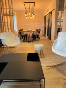 uma sala de jantar com mesa e cadeiras em Cabana Lampaul em Lampaul-Plouarzel