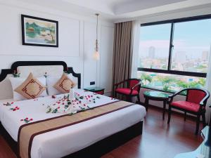 una habitación de hotel con una cama con flores. en Khanh Linh Hotel, en Da Nang