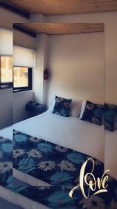 Postel nebo postele na pokoji v ubytování Ardmore Log Cabins