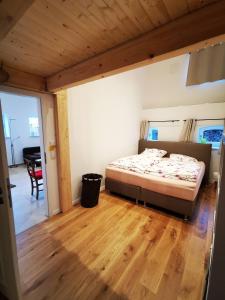 1 dormitorio con 1 cama y suelo de madera en Ferienwohnung Fuchs en Münster