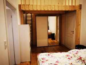 Schlafzimmer mit einem Bett und einer Tür, die in ein Zimmer führt in der Unterkunft Ferienwohnung Fuchs in Münster