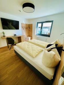 1 dormitorio con 1 cama, escritorio y ventana en Creo München Süd en Múnich