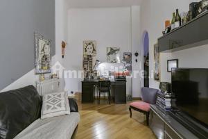 salon z kanapą i stołem w obiekcie Incantevole appartamento accanto fondazione Prada w Mediolanie