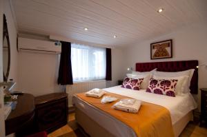 1 dormitorio con 1 cama con 2 toallas en Blue Mosque Suites-Old City Sultanahmet, en Estambul