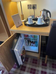 Příslušenství pro přípravu čaje a kávy v ubytování 19th Hole Hotel, Carnoustie