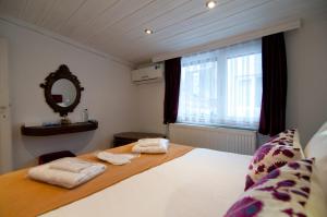 1 dormitorio con 1 cama blanca grande y espejo en Blue Mosque Suites-Old City Sultanahmet, en Estambul