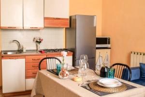 een keuken met een tafel met een tafelkleed erop bij Netflix - Centro Storico Urbino in Urbino