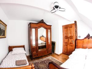 a bedroom with two beds and a mirror at Dwór Gogolewo nad Wartą in Książ Wielkopolski