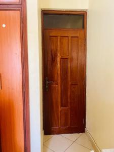 モンバサにあるDala Studio - Beach Roadのタイルフロアの客室内の木製のオープンドア
