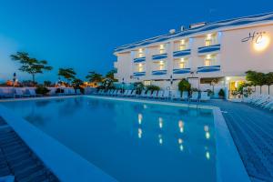 The swimming pool at or close to Hotel Corinna