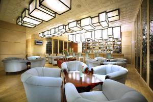 Predel za sedenje v nastanitvi The Grove Suites by Grand Aston
