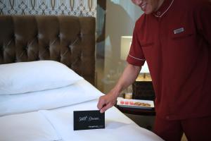 Postelja oz. postelje v sobi nastanitve The Grove Suites by Grand Aston