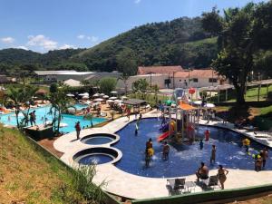 un grupo de personas en un parque acuático en Hotel Fazenda Santa Barbara, en Engenheiro Paulo de Frontin