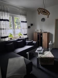 - un salon avec un canapé et une table dans l'établissement Ferien-, Monteurswohnung in Bottrop, à Bottrop