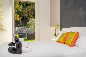 a bedroom with a white bed and a window at Appartamento Ercole in Sestri Levante