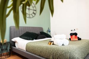 1 dormitorio con 1 cama con reloj en la pared en Casa Rural - Suerte (+Piscina), en Illana