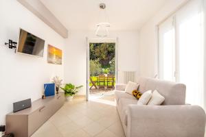 a living room with a couch and a tv at Appartamento Ercole in Sestri Levante