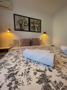 una camera da letto con un letto grande con un piumone di Robert's White Apartment a Ploieşti