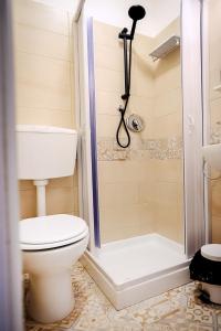 een badkamer met een toilet en een douche bij LOGICO 56 in Bari