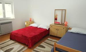 Postel nebo postele na pokoji v ubytování Apartmani Loli