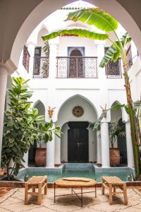 un bâtiment avec deux bancs devant lui dans l'établissement Riad Al Tainam, à Marrakech