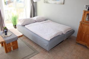 Ένα ή περισσότερα κρεβάτια σε δωμάτιο στο Ferienwohnung Michel vom Deich, Kalifornien, erste Strandreihe