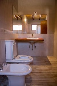 łazienka z toaletą i umywalką w obiekcie samaywasi w mieście Purmamarca