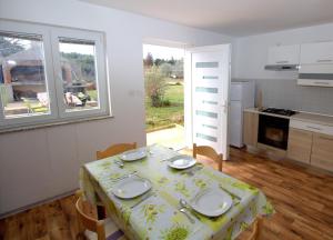 Kuchyň nebo kuchyňský kout v ubytování Apartmani Loli