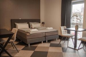 um quarto com uma cama, uma mesa e cadeiras em Giessener Bett em Giessen