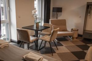 a dining room with a table and chairs at Giessener Bett Apart in Gießen