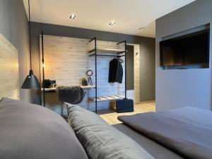Schlafzimmer mit einem Bett und einer Glasschiebetür in der Unterkunft Apartment34 in Öhringen
