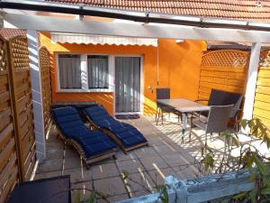 a patio with chairs and a table and a table and chairs at Gästehaus Zum Salztrippler in Rumbach