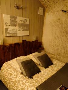 a bedroom with two beds and a sign on the wall at Les Troglos de Beaulieu in Loches