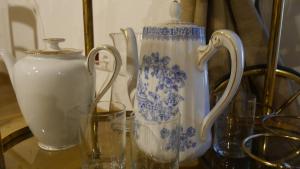 a group of vases and glasses on a glass table at Pension & Café Schlupfwinkel in Salem