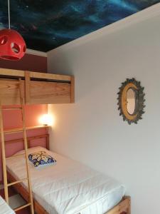 - une chambre avec des lits superposés et un plafond bleu dans l'établissement Captains Log House, à Baleal