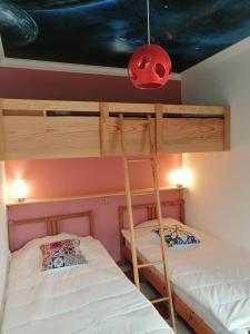 1 dormitorio con 2 literas y lámpara roja en Captains Log House, en Baleal