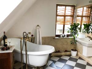 a bathroom with a bath tub and a sink at Dwór Gogolewo nad Wartą in Książ Wielkopolski