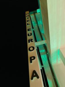 un signo con la palabra educación en un estante en EUROPA Hotel, en Vasto