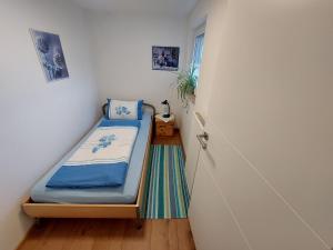 a small bedroom with a bed in a room at Ferienwohnung Leute in Tengen