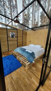 a bedroom with a bed in a glass house at Latibule Glamping in La Vega