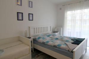 Postel nebo postele na pokoji v ubytování Velence Spa Lake Apartman + 9 fotografií