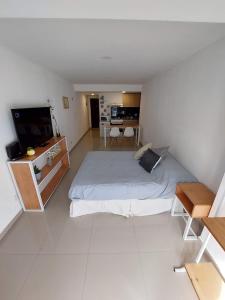 Camera bianca con letto e TV di Oshowia a Ushuaia