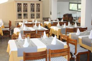 Ein Restaurant oder anderes Speiselokal in der Unterkunft ULVF Hôtel Castel Luberon 