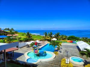 z góry widok na ośrodek z basenem i ocean w obiekcie Hotel Punta Azul w mieście Pedernales