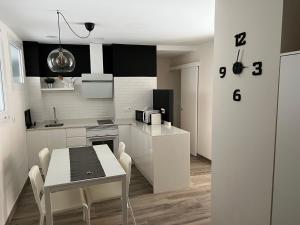 una cucina con tavolo, tavolo e sedie di Casa Leo a Teruel