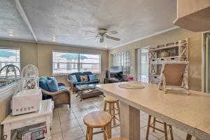 Cozy Ormond Beach Bungalow Steps to the Sand