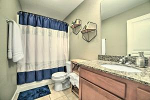 ein Badezimmer mit Waschbecken, Toilette und Dusche in der Unterkunft Quaint Family Home Near Downtown Murray and MSU in Murray + 19 Fotos
