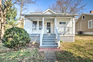 une maison blanche avec une terrasse couverte et des escaliers dans une cour dans l'établissement Historic Staunton Home about 1 Mi to Downtown!, à Staunton