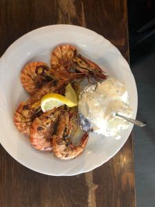 un plato de camarones y un huevo sobre una mesa en Hotel Allegra, en Heinsberg